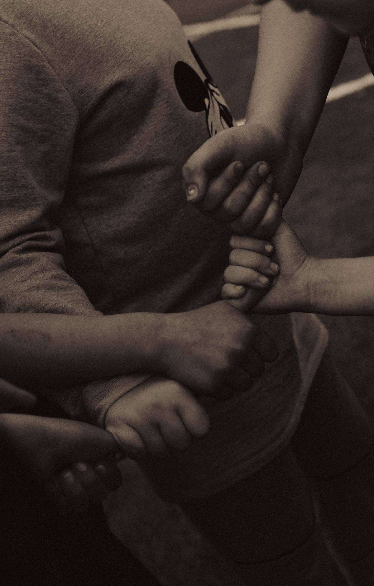 Mãos de duas pessoas entrelaçadas